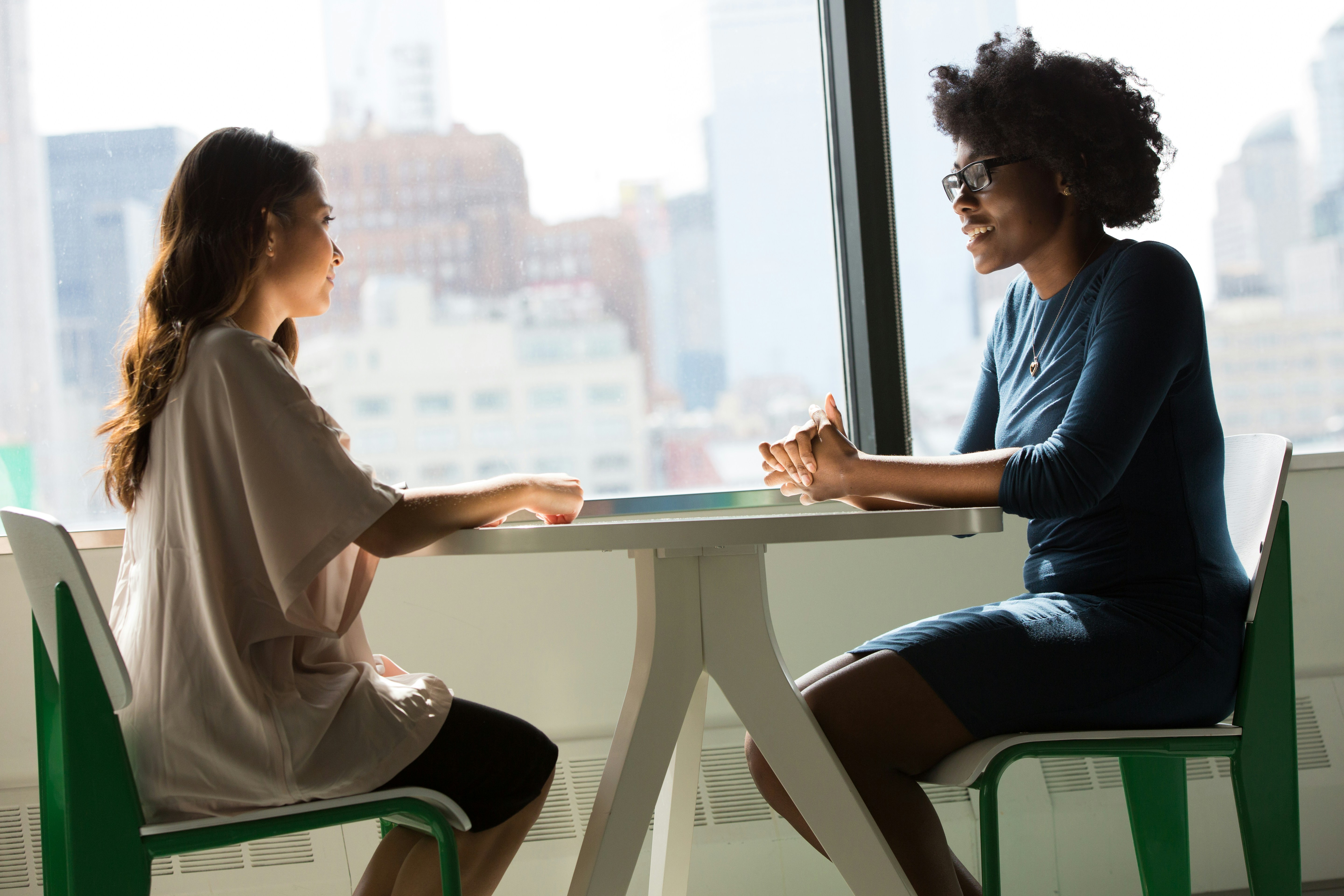 2人が落ち着いて向き合って話す対面面談の風景